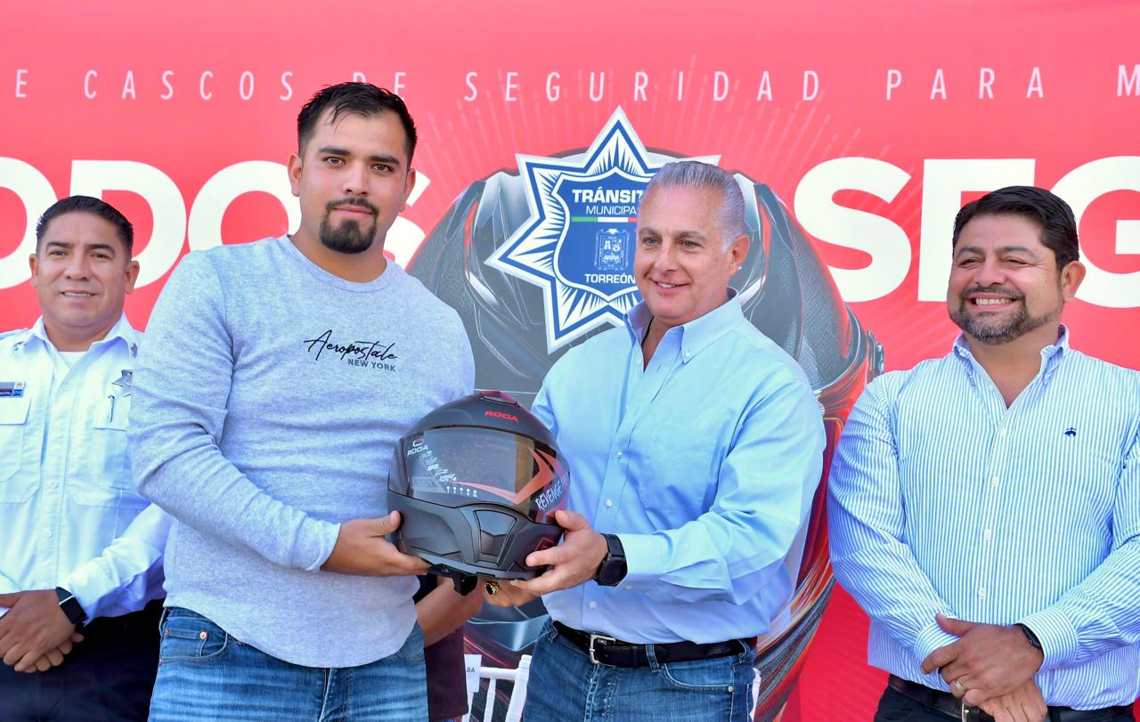 El alcalde Román Alberto Cepeda González entrega cascos a 250 motociclistas