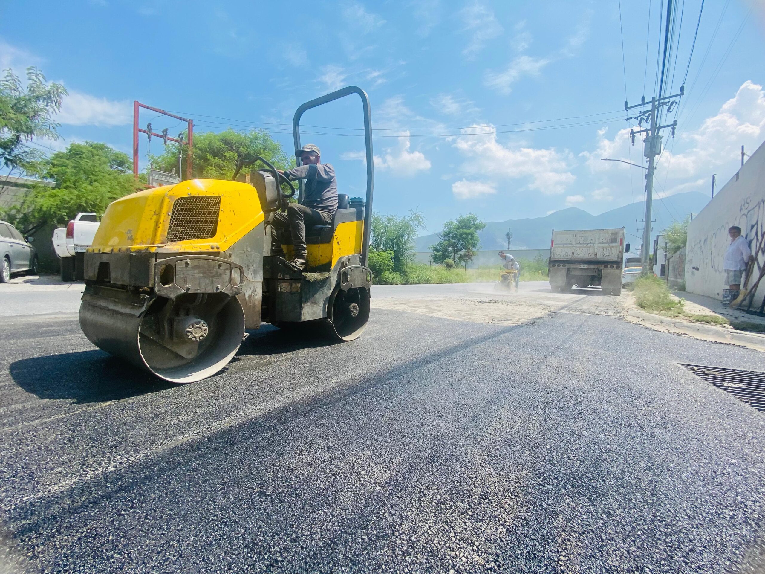 Comienza Santa Catarina con bacheo en calles y avenidas del municipio