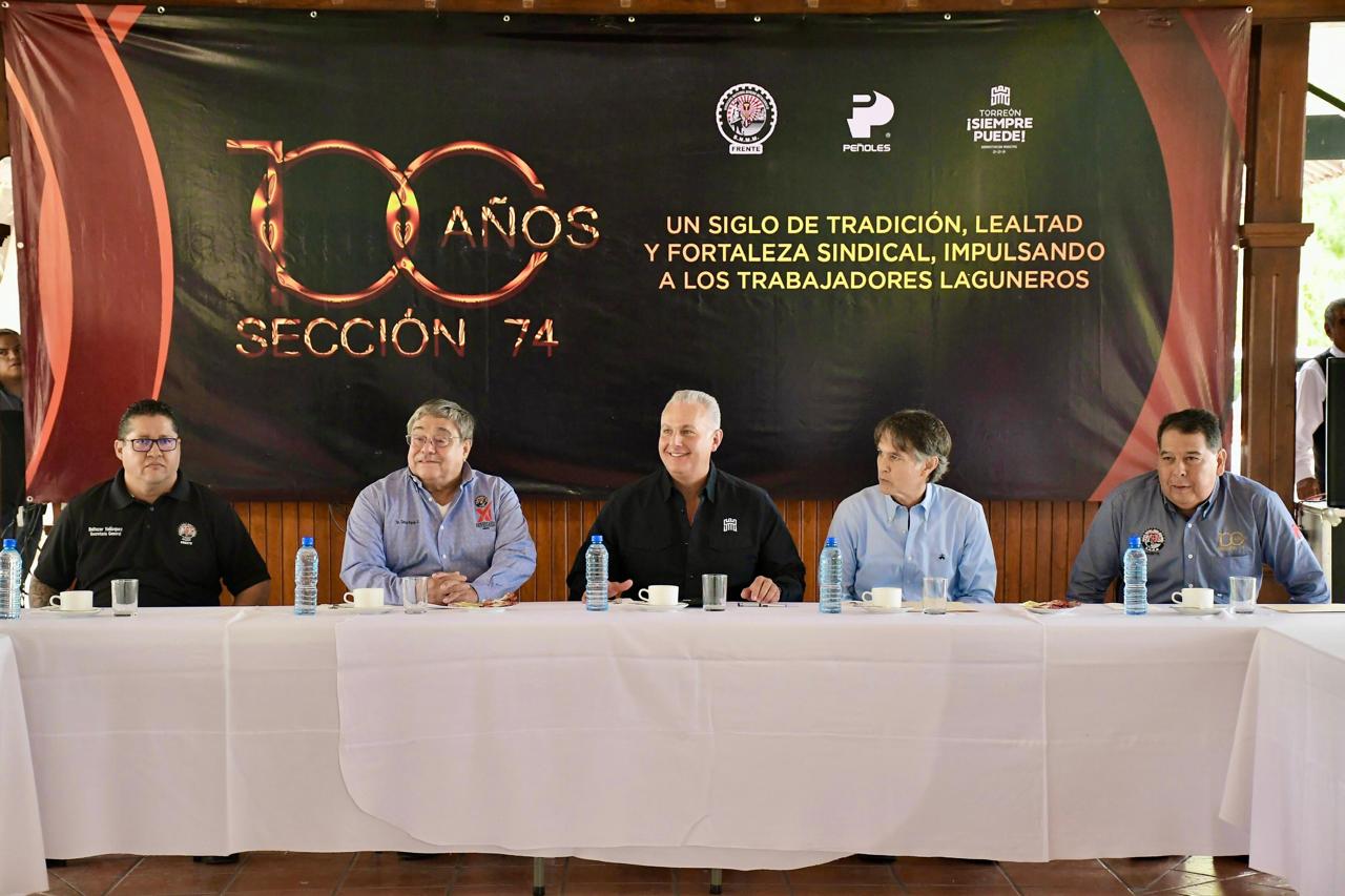 Román Alberto Cepeda González felicita por sus 100 años al Sindicato Nacional Minero Metalúrgico Frente, Sección 74 de Industrias Peñoles