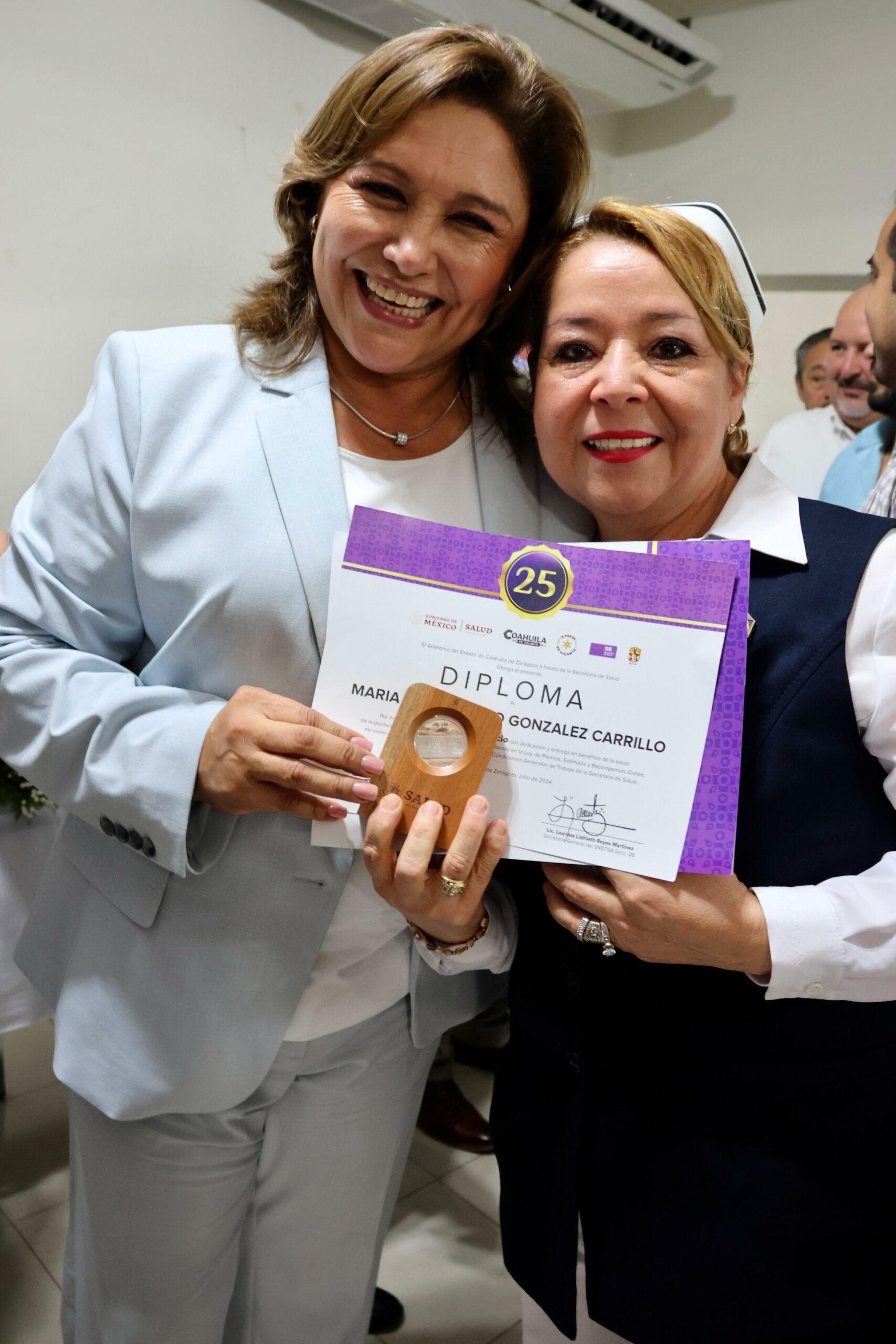 Asiste Diana Haro a la entrega de preseas a personal de salud