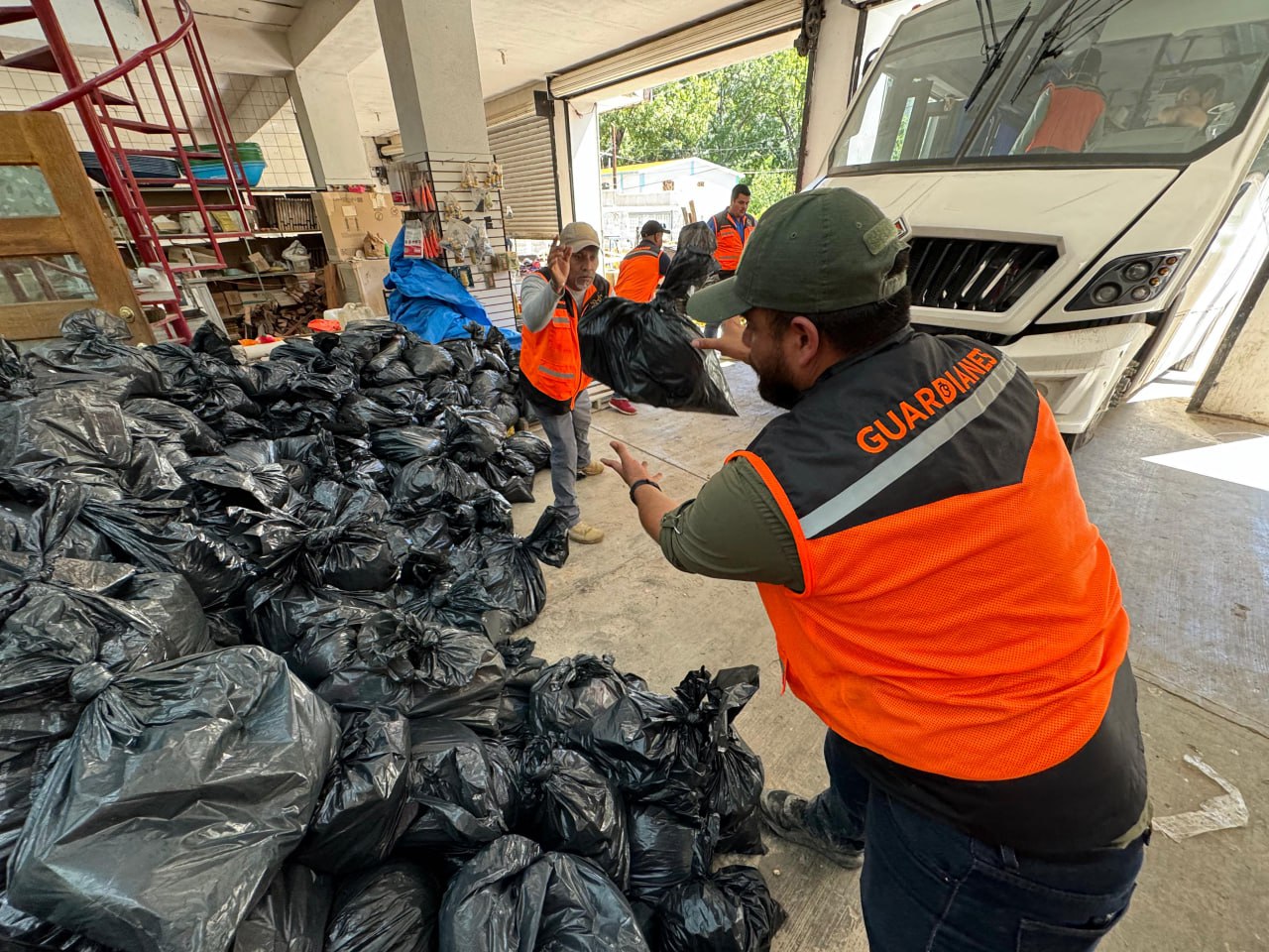 Atiende Limpialeon trabajos de desazolve y limpieza de presa