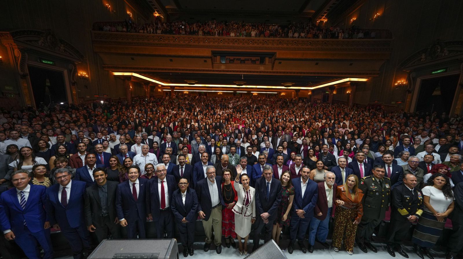 Asiste Américo Villarreal a celebración tras entrega de constancia a Claudia Sheinbaum como primera presidenta de México