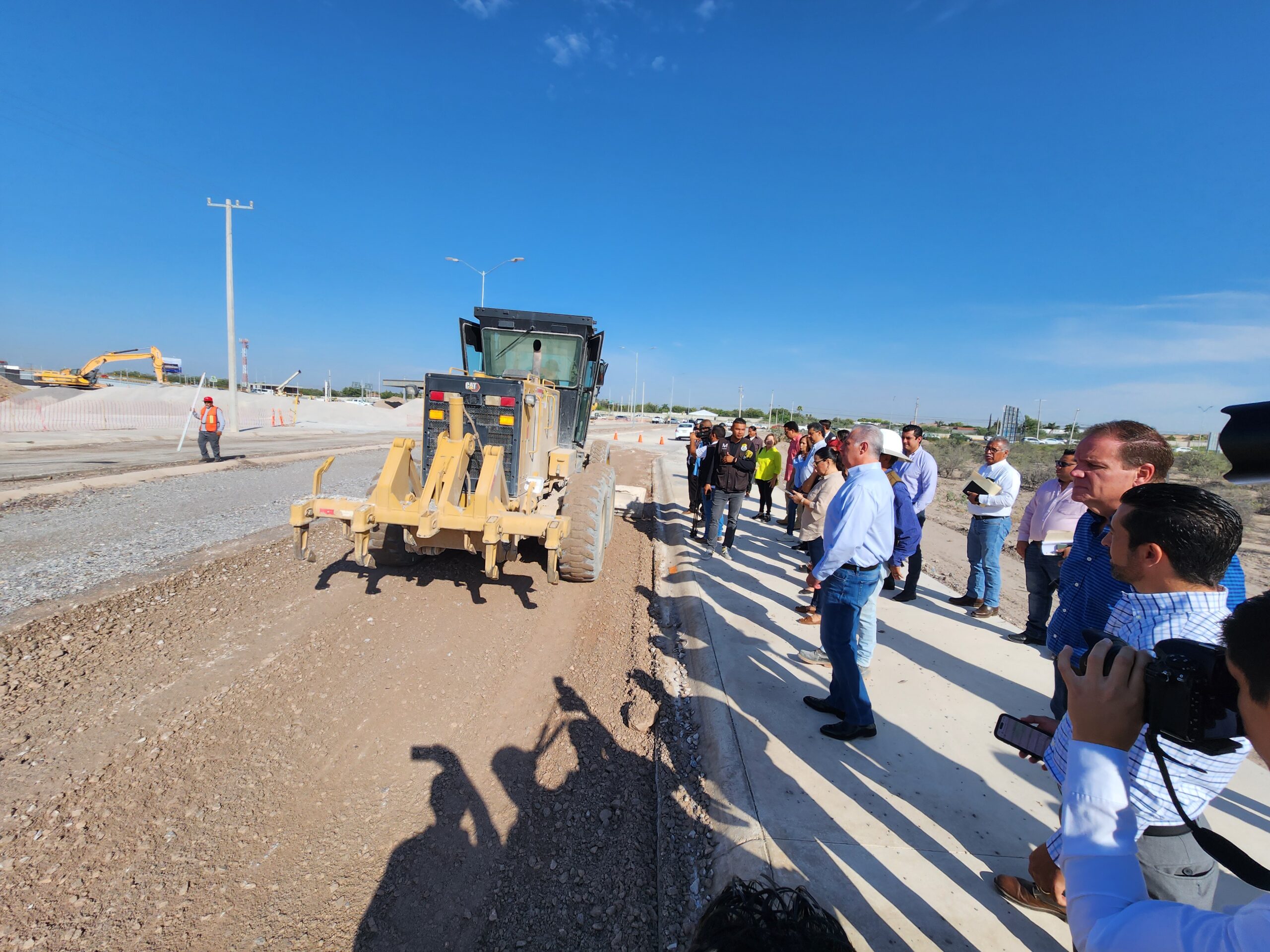 Román Cepeda supervisa avance del bulevar Torreón Norte