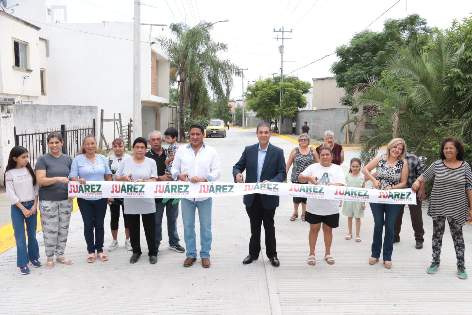 Paco Treviño Cantú inaugura la pavimentación hidráulica de la calle Sol en la colonia Los Cometas