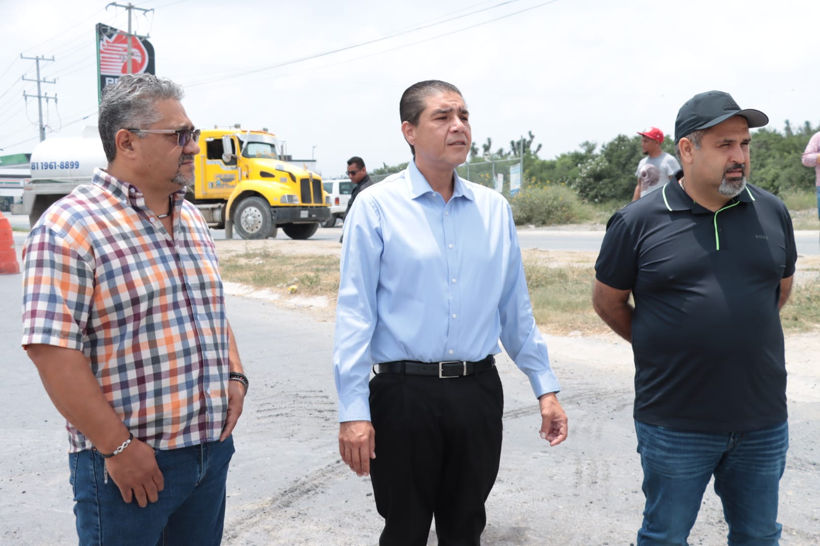 Paco Treviño Cantú supervisa los trabajos de bacheo en la Colonia Valle de Santa Isabel