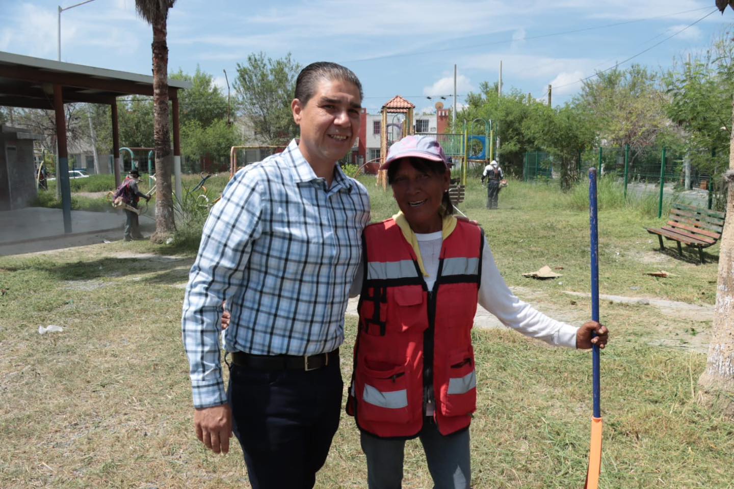 Paco Treviño Cantú supervisa trabajos de limpieza y deshierbe en Valle Real