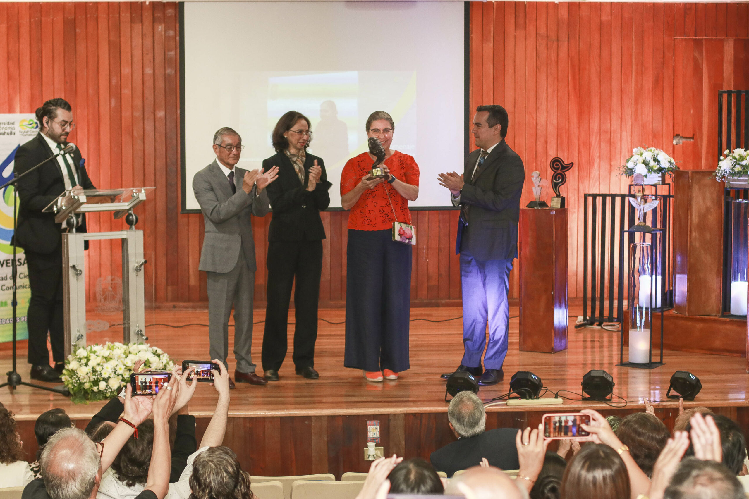 Rinden Homenaje a la Dra. Julieta Carabaza González por 33 Años de Servicio en la FCC