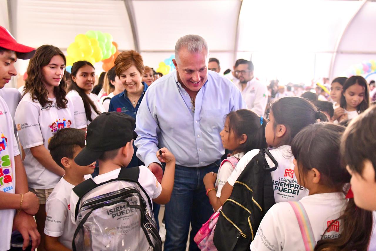 Román Alberto Cepeda González clausura los cursos de verano del DIF Torreón