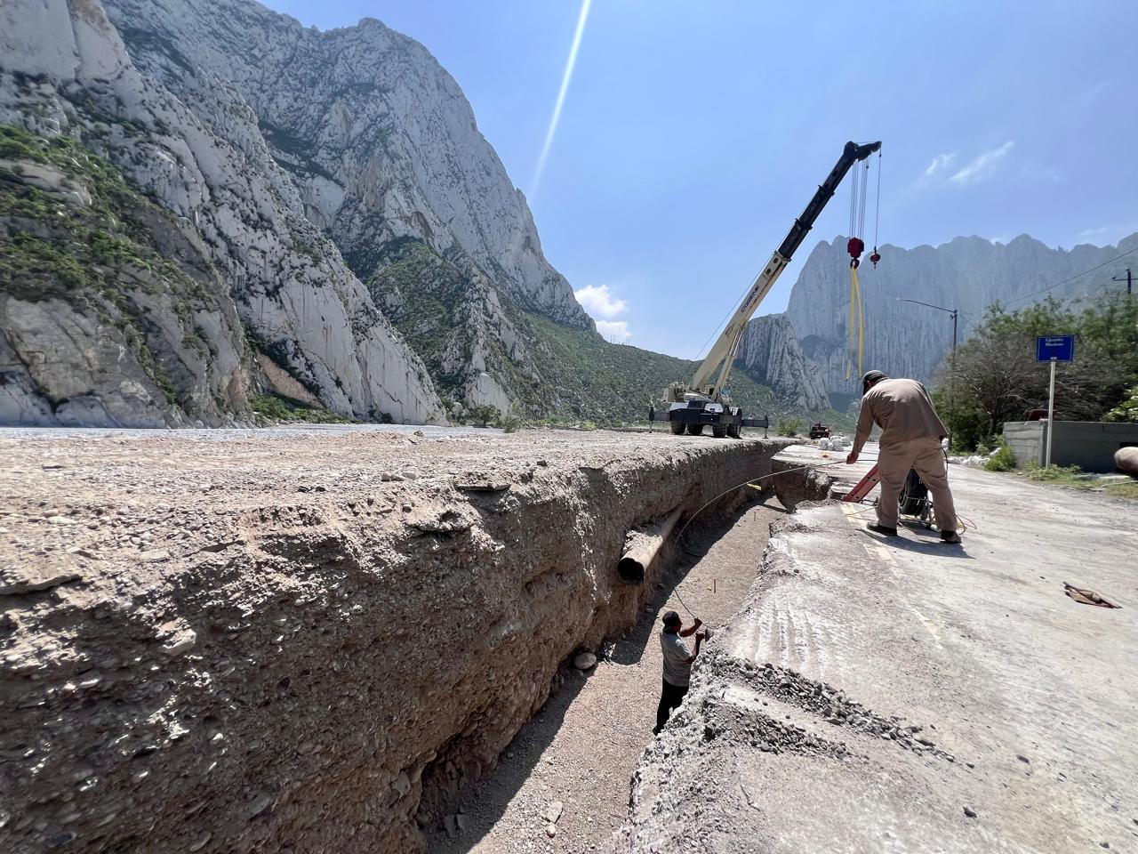 Avanzan excavaciones para reubicar tubería hidráulica en La Huasteca