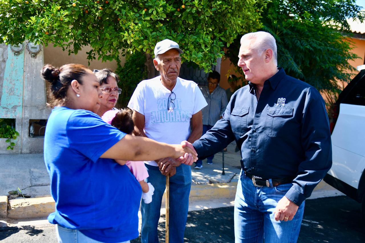 Román Alberto Cepeda González supervisa pavimentación de cerradas en Nueva California