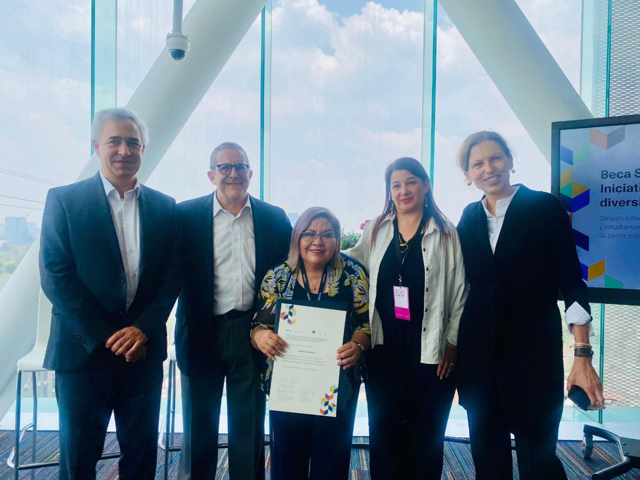 Recibe Universidad Tecnológica Santa Catarina premio por su modelo de inclusión