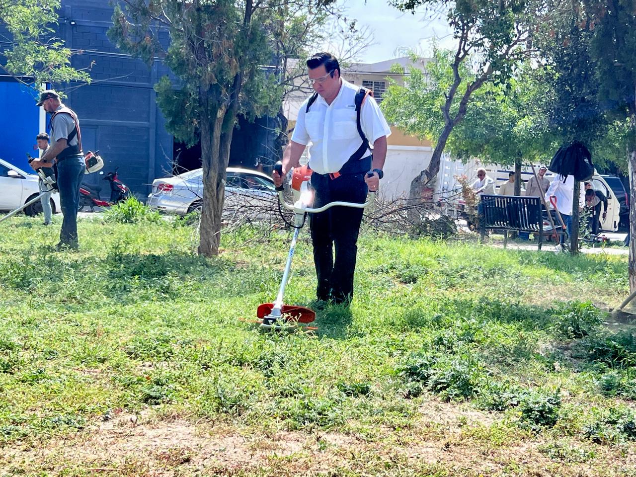 Arranca Santa Catarina operativo de deshierbe en 373 parques y plazas