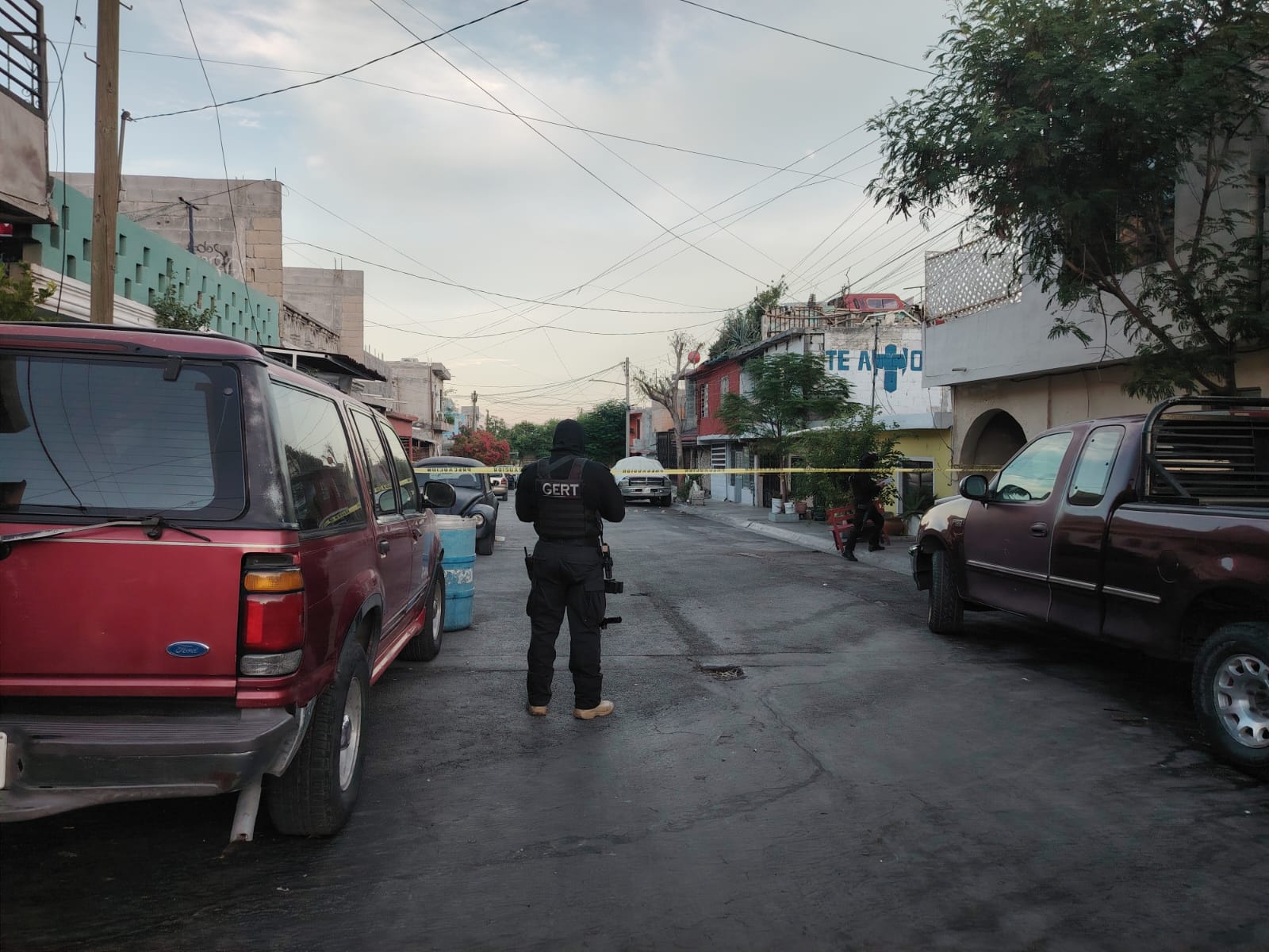 Hombre muere por disparos en la Colonia San Gilberto; Policía investiga vehículo implicado