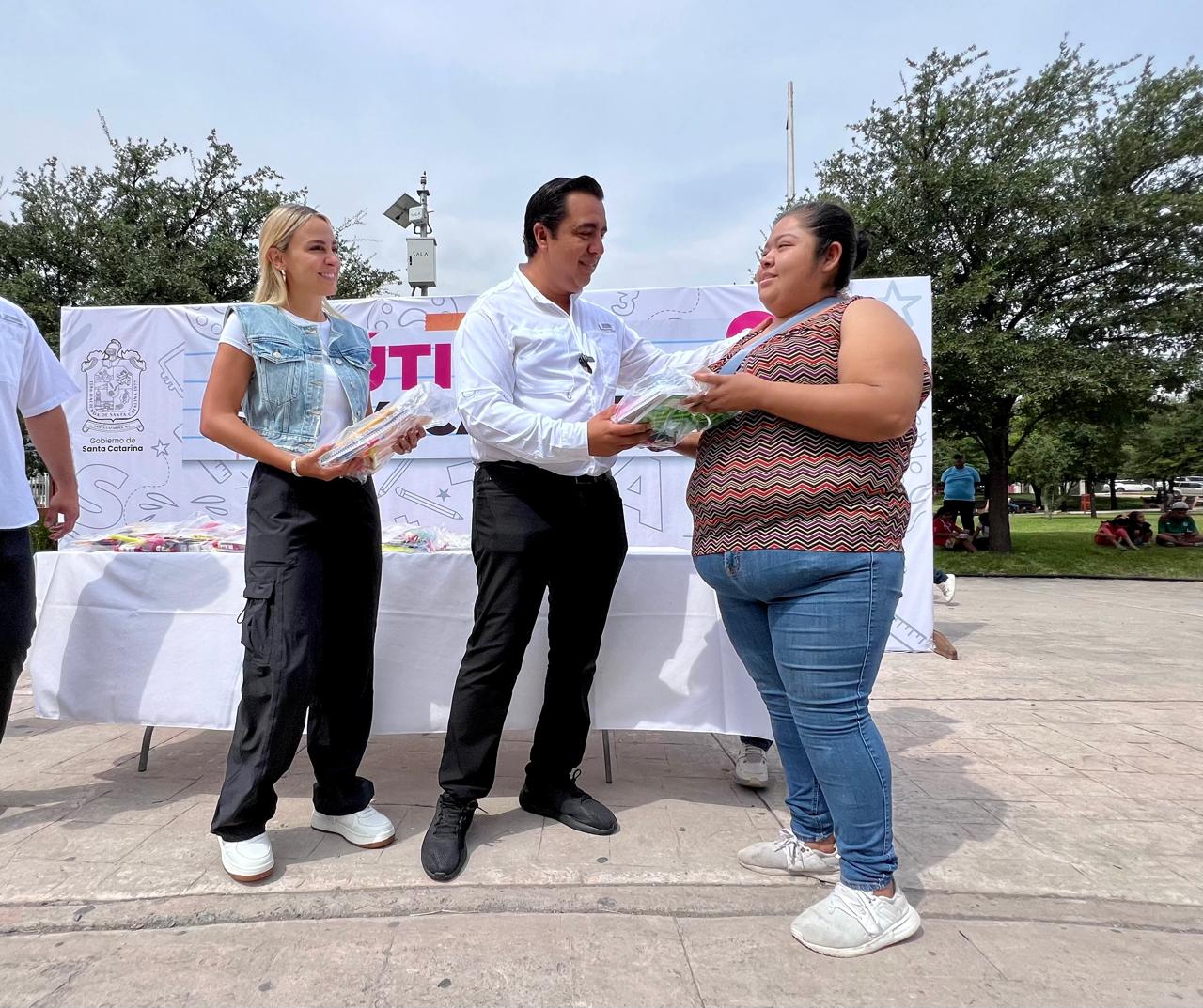 Inicia Jesús Nava entrega de paquetes de útiles escolares en Santa Catarina