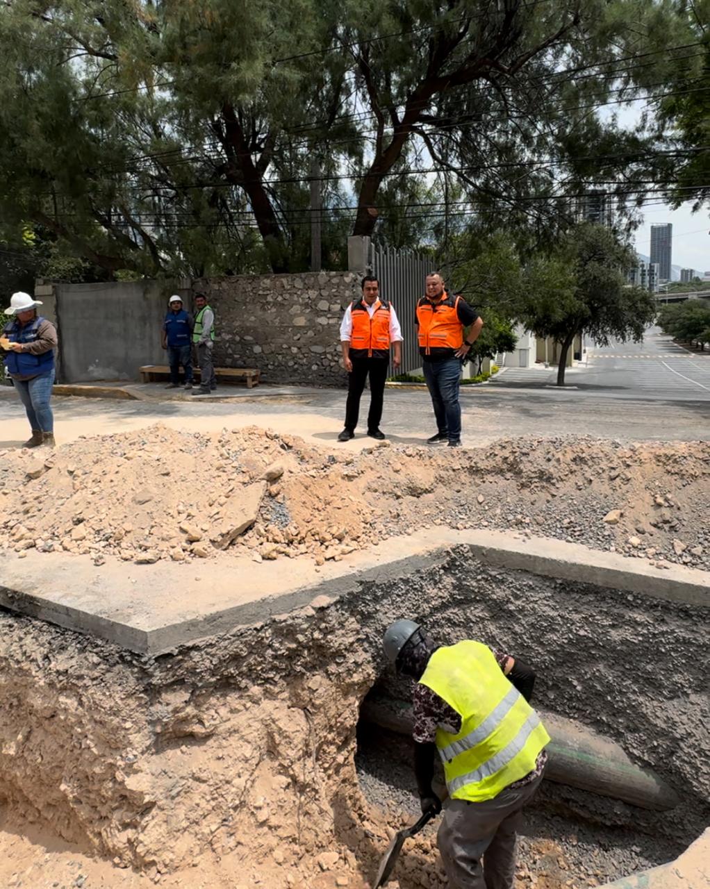 Supervisa Jesús Nava reubicación de tubería de AYD en Santa Catarina