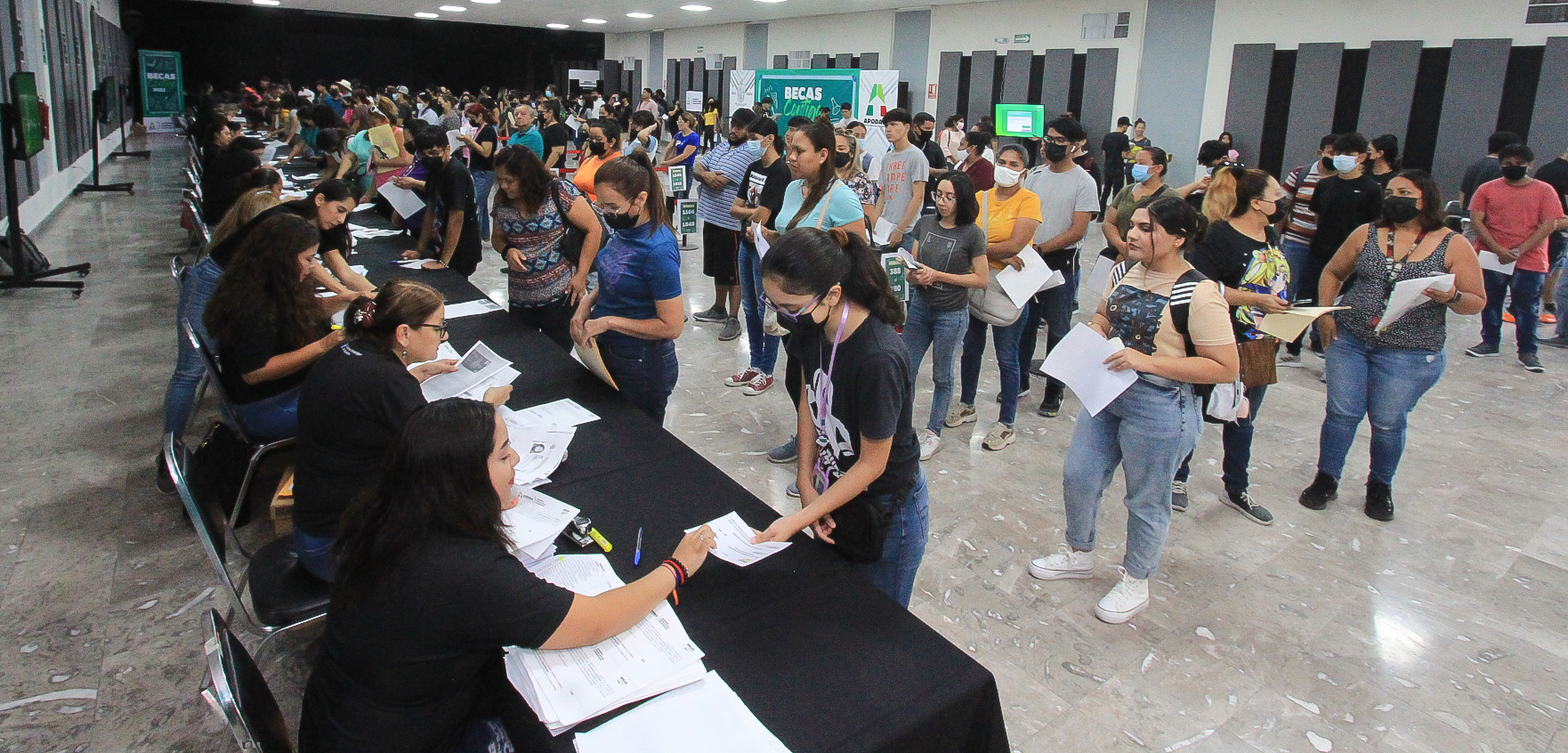 Beneficia Apodaca con becas a más de 8000 estudiantes de preparatoria y facultad