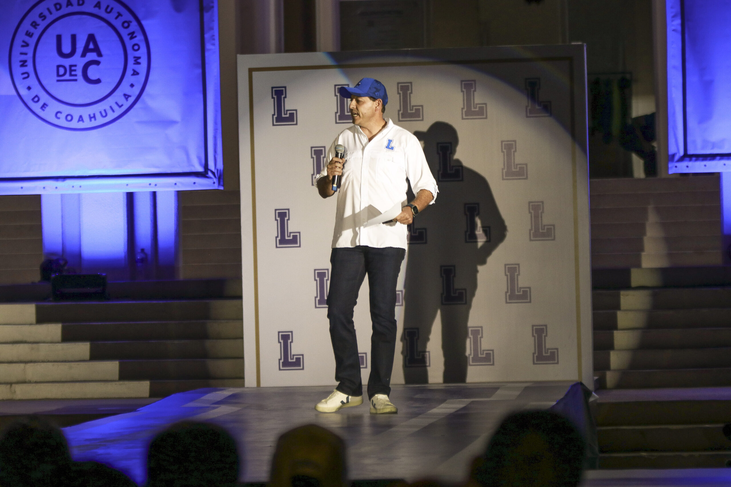 Presenta Octavio Pimentel nueva imagen de Los Lobos de la UAdeC