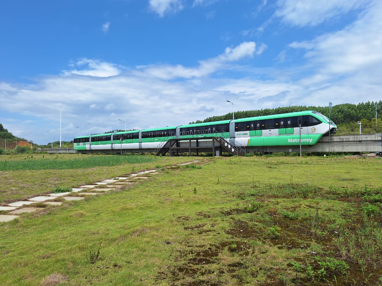 Realizan pruebas de trenes tipo monorriel que vendrán a la ciudad para líneas 4 y 6 del metro en China