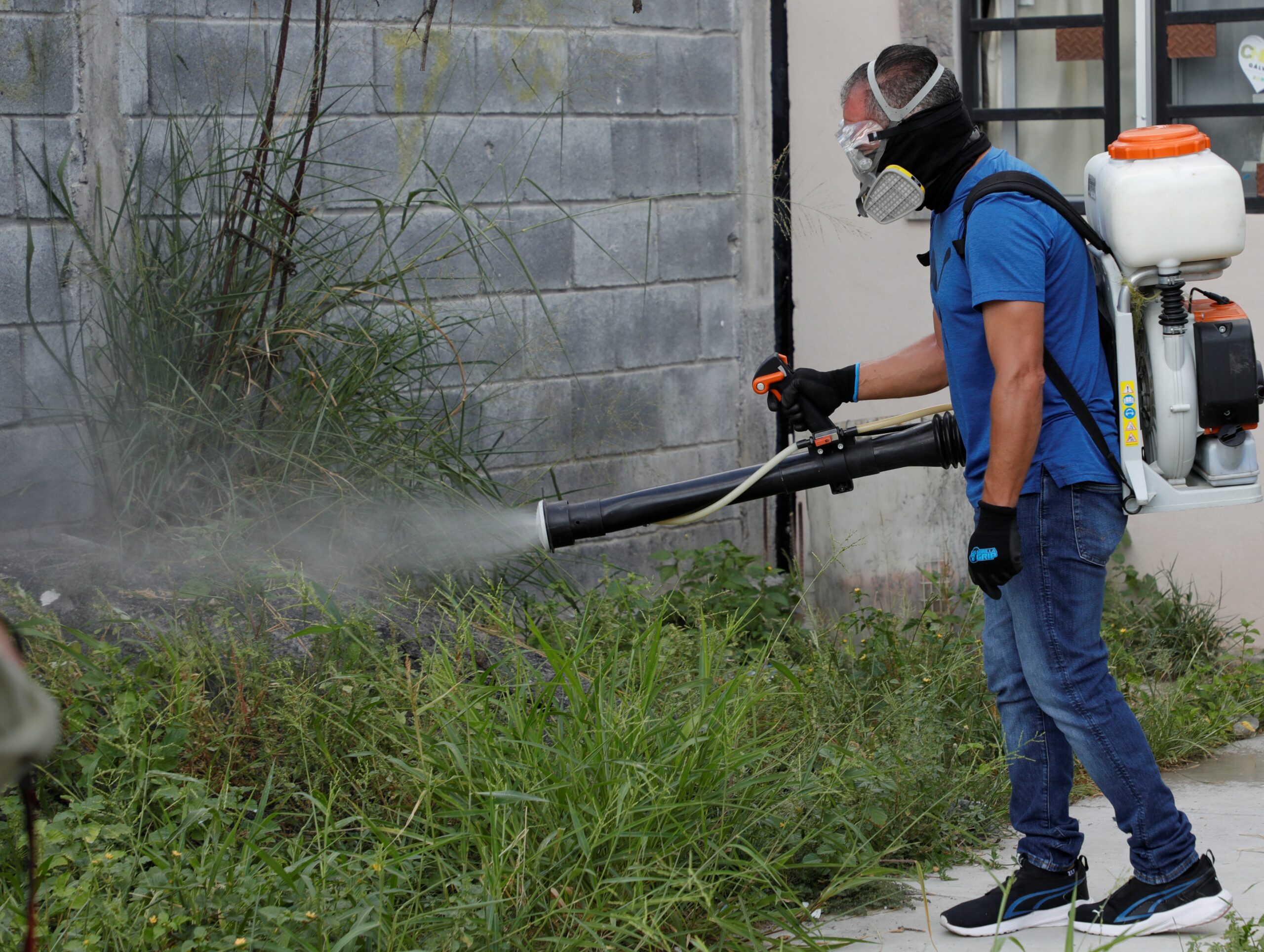 Atiende Escobedo reportes para fumigación contra garrapatas