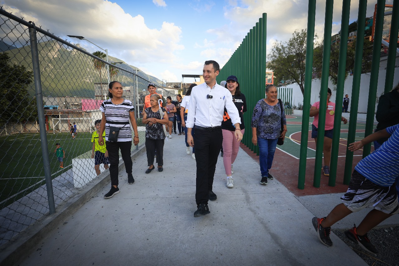 Inaugura Colosio primer parque en la colonia Sierra Ventana