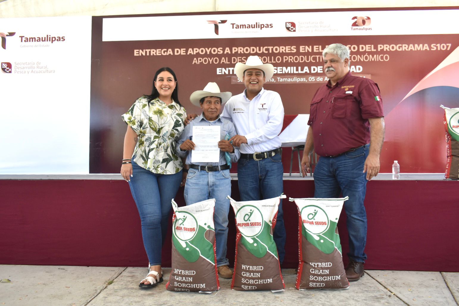 Reciben productores agrícolas de Soto la Marina semilla de sorgo y maíz