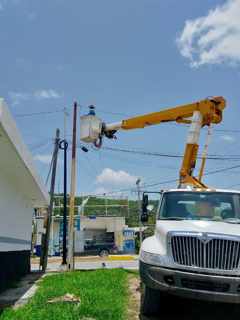 Montemorelos avanza en modernización de alumbrado público con la instalación de nuevas luminarias LED