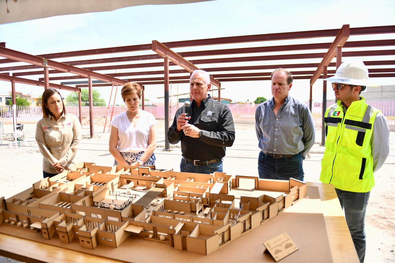 Román Alberto Cepeda González supervisa la construcción de la nueva Casa Cuna de DIF Torreón