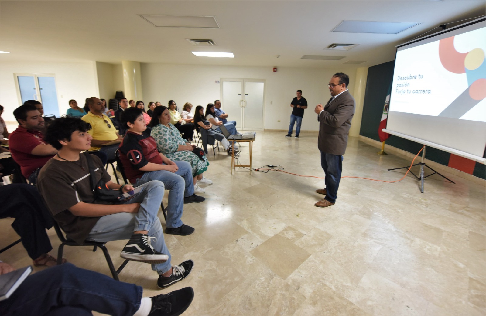 Ofrecen conferencia “Descubre tu pasión, forja tu futuro”, a servidores públicos municipales y sus hijos