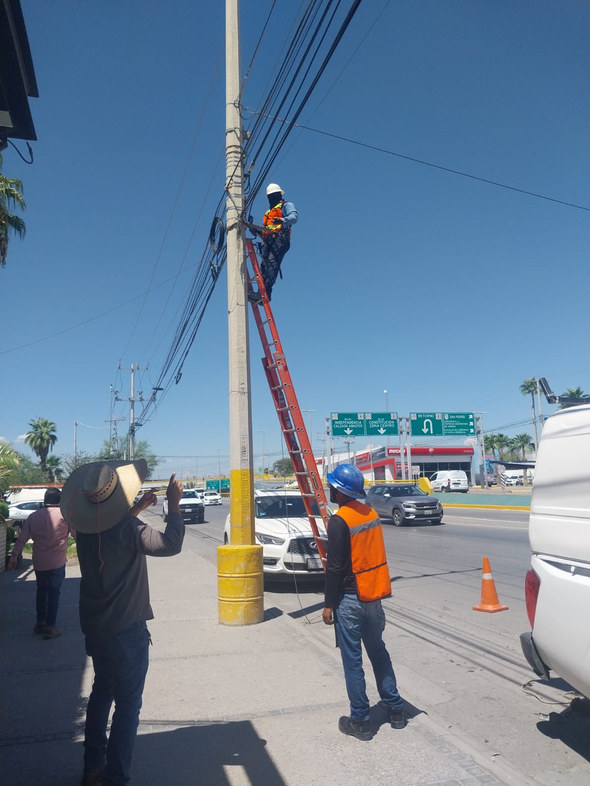 Continúa el retiro del cableado en desuso en Torreón