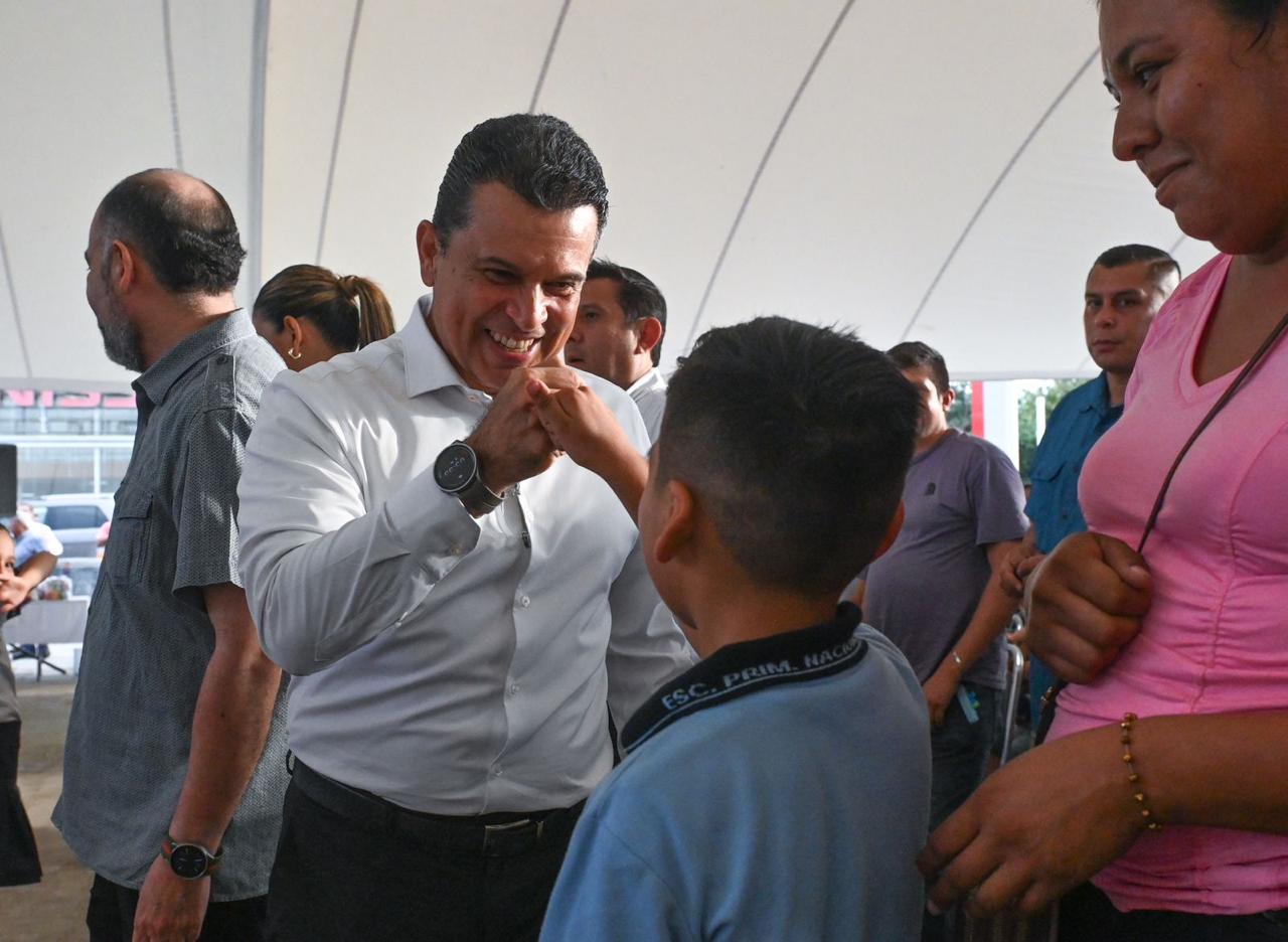 Reconocen alumnos, padres y maestros compromiso de Lucy y Lalo Gattas con la educación