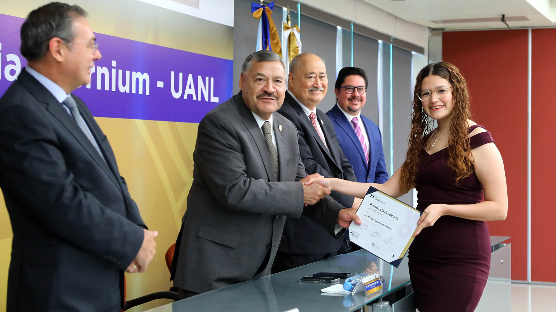 Entregan Premio a la Excelencia Ternium a 14 talentos de la UANL