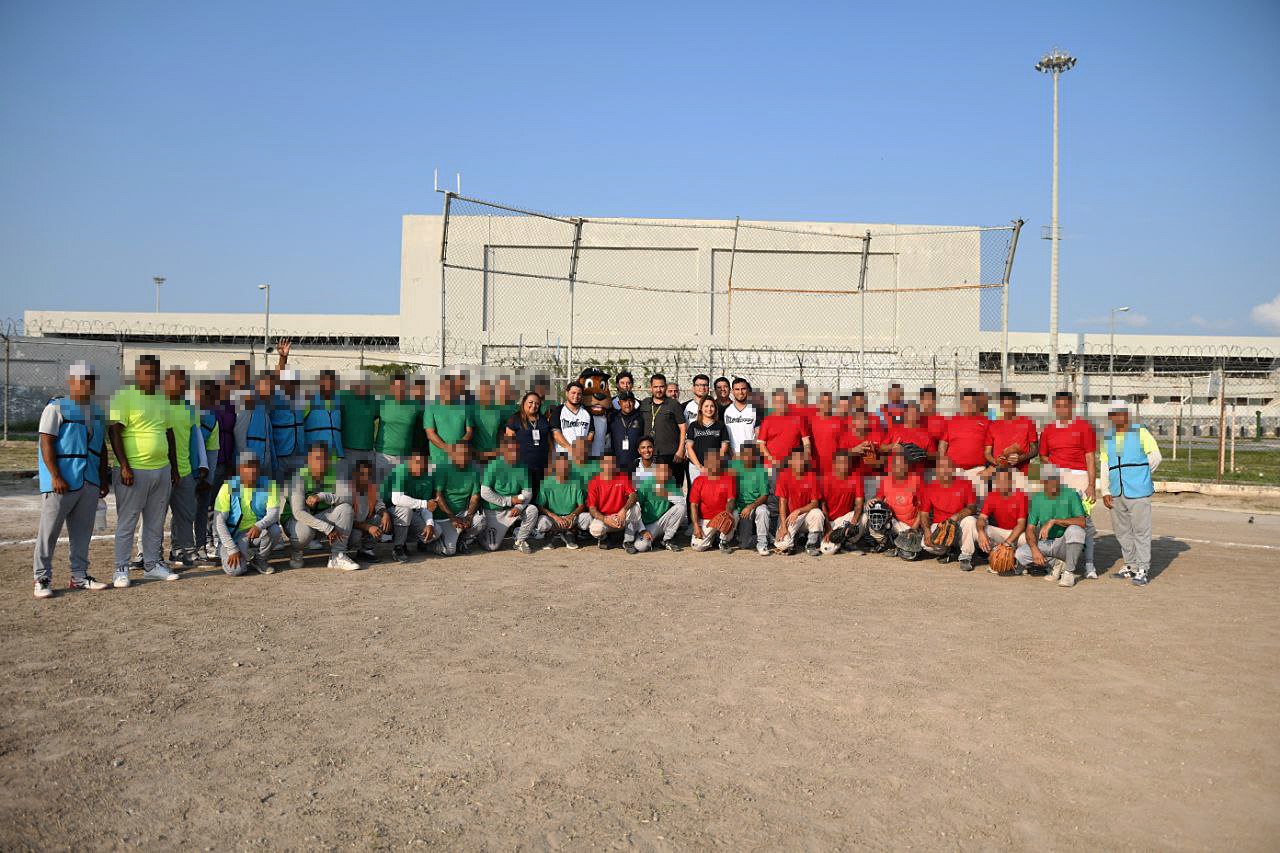 Visitan peloteros de Sultanes de Monterrey el Centro de Reinserción Social #1 Norte