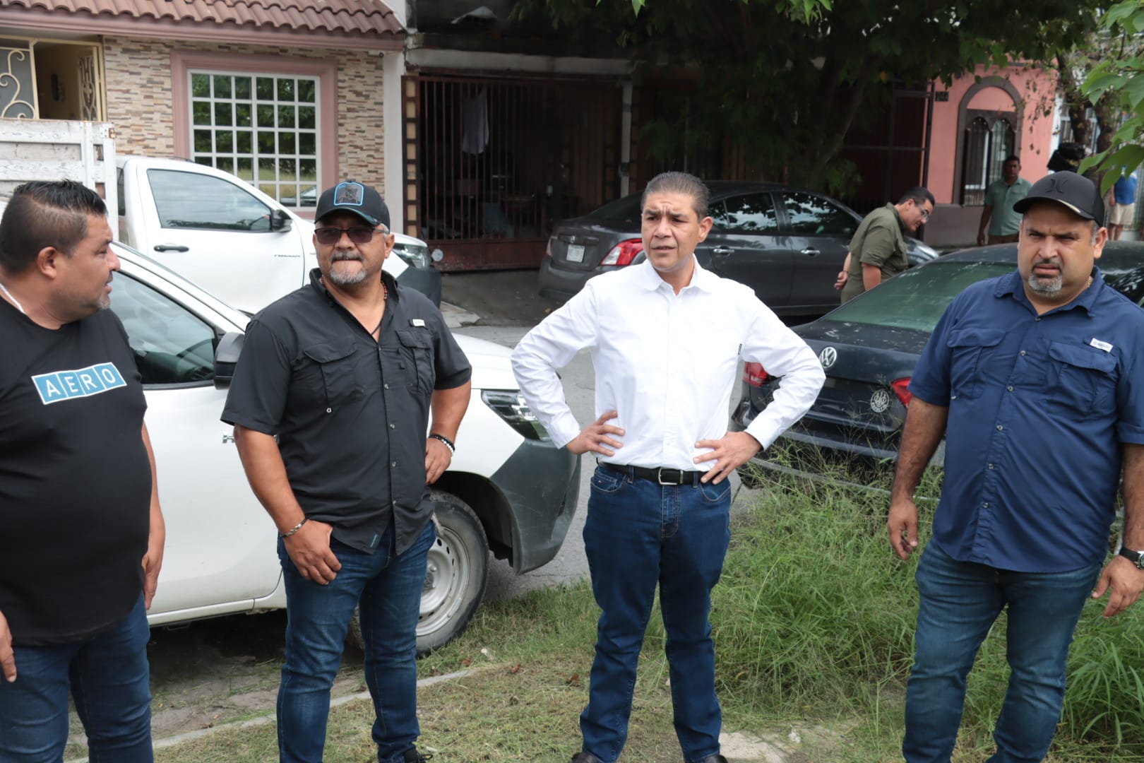 El alcalde Francisco Treviño Cantú supervisa los trabajos de limpieza en la Colonia Paseo del Acueducto