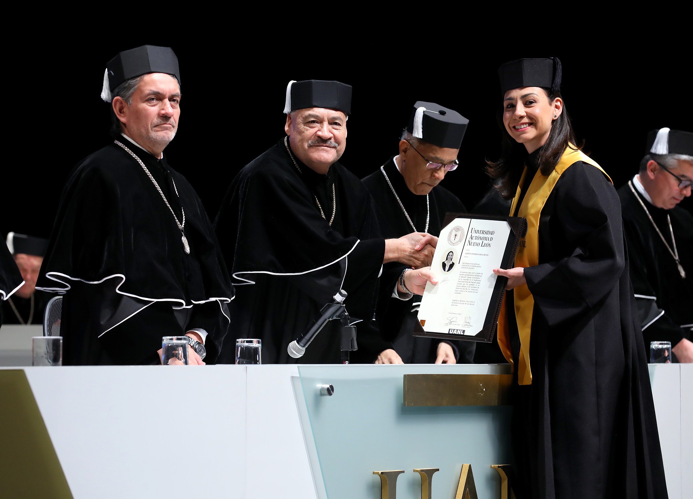 Entrega UANL grados de doctor en Sesión Solemne