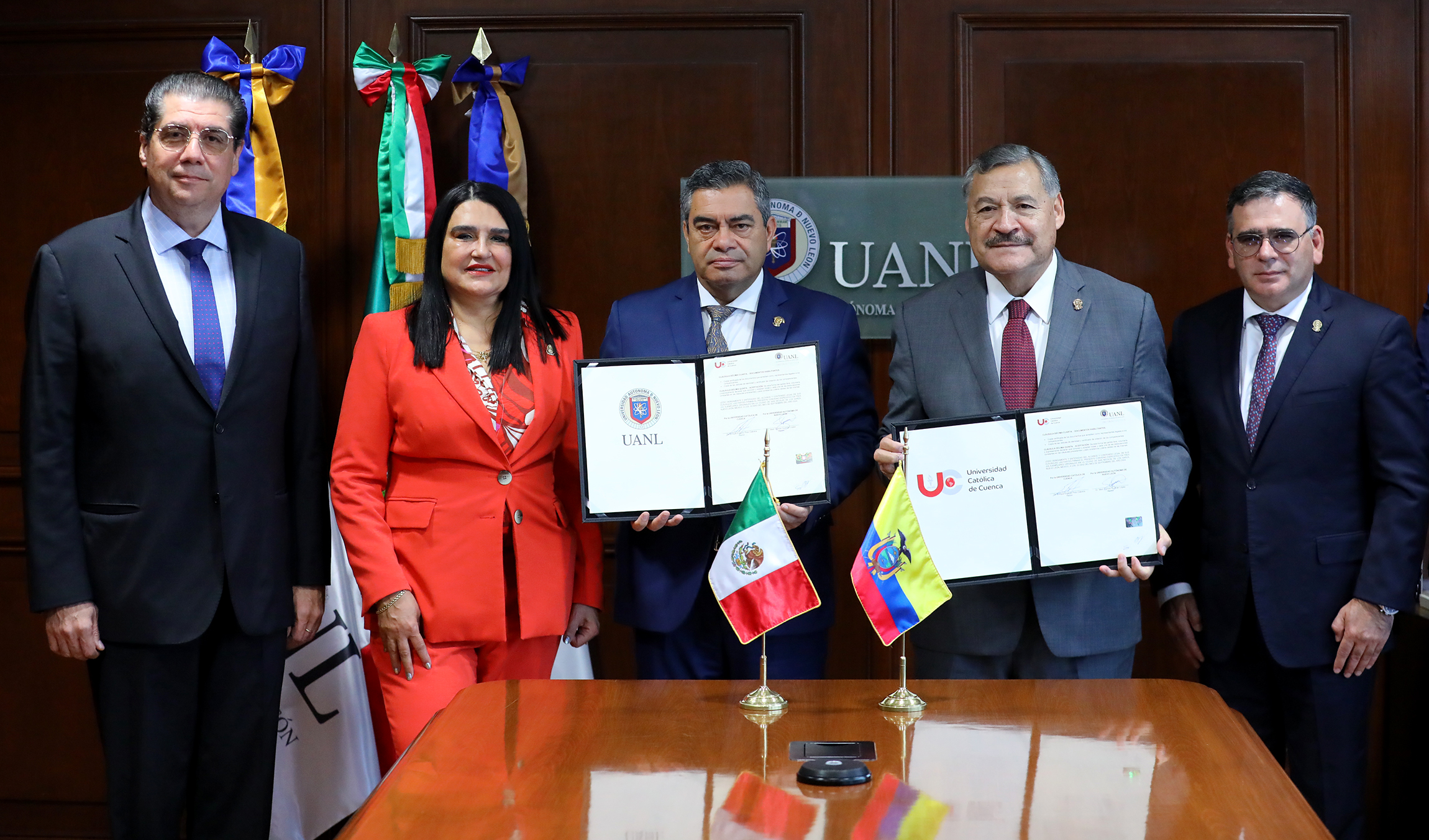 Firma UANL acuerdos con Universidad Católica de Cuenca