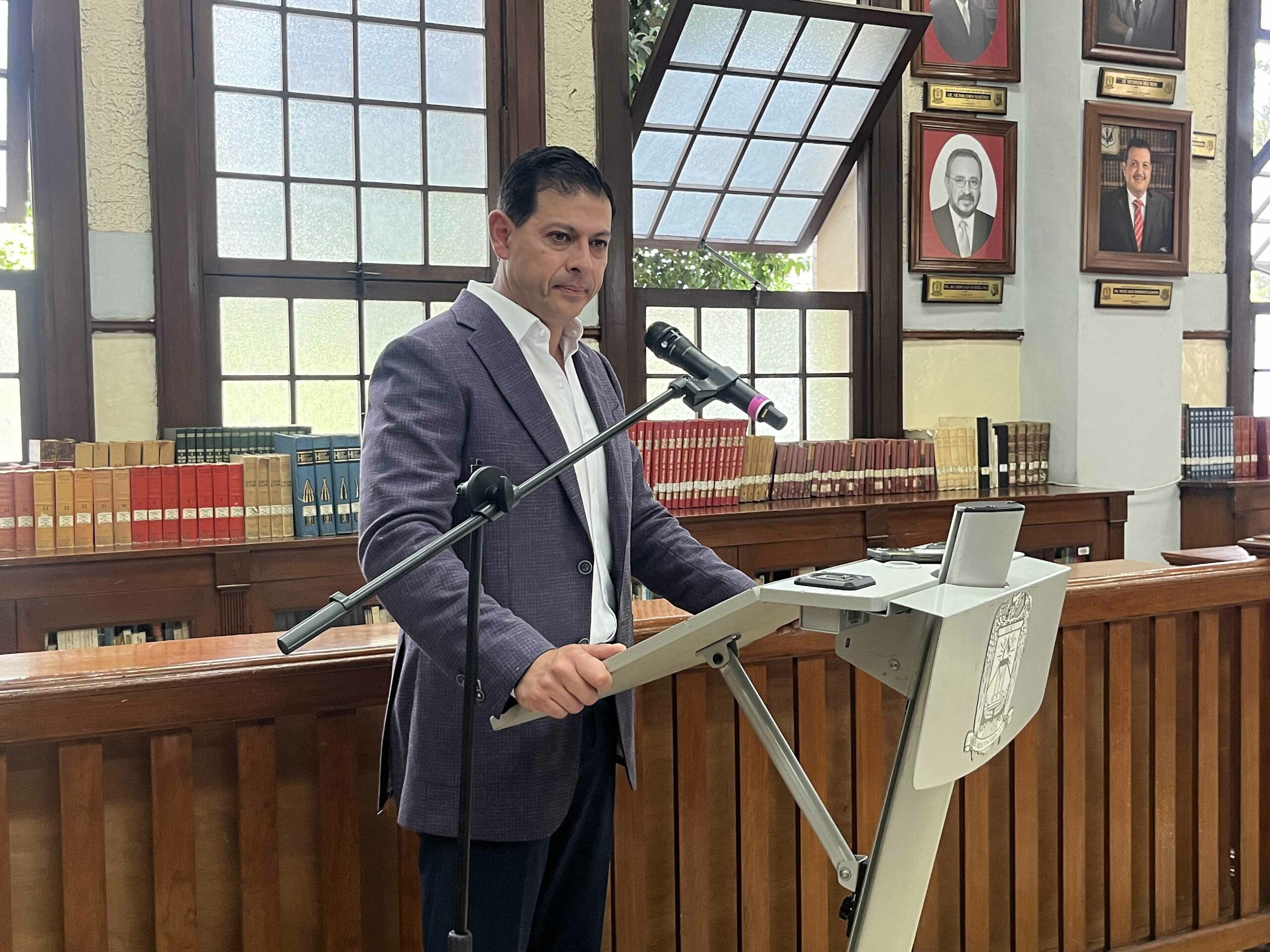 Develan en Ateneo Fuente de la UAdeC la Fotografía del ex Director Marco Antonio Contreras Becerra