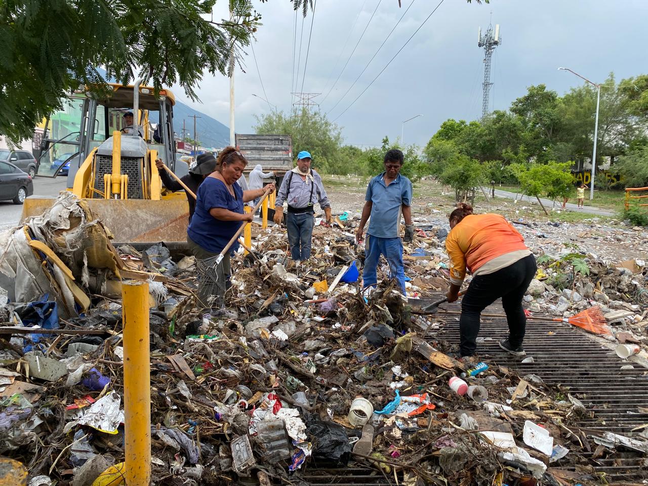 Recolecta Santa Catarina 114 toneladas de basura y escombro en pluviales