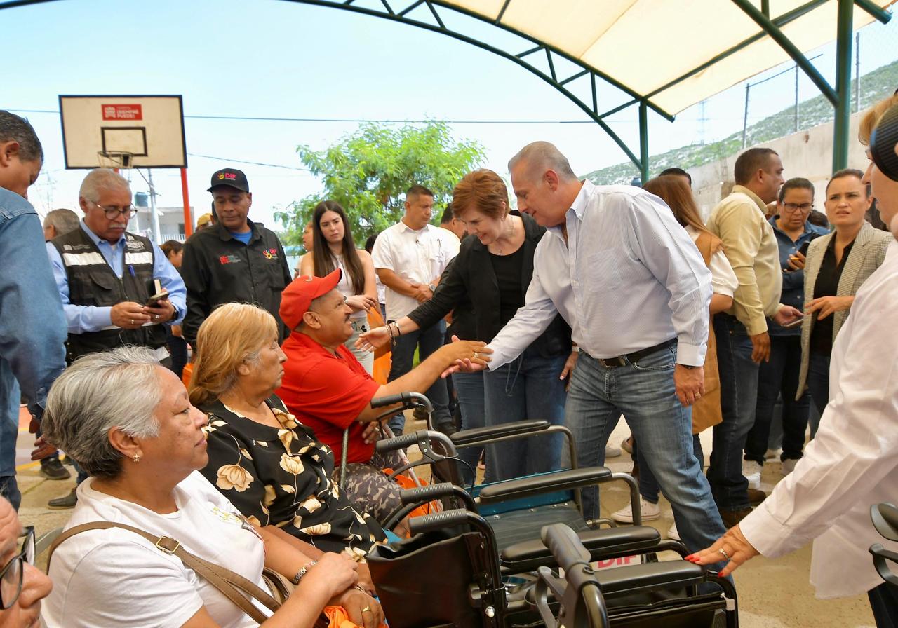 Román Alberto Cepeda González entrega techumbre en el poniente de Torreón, durante brigada multidisciplinaria