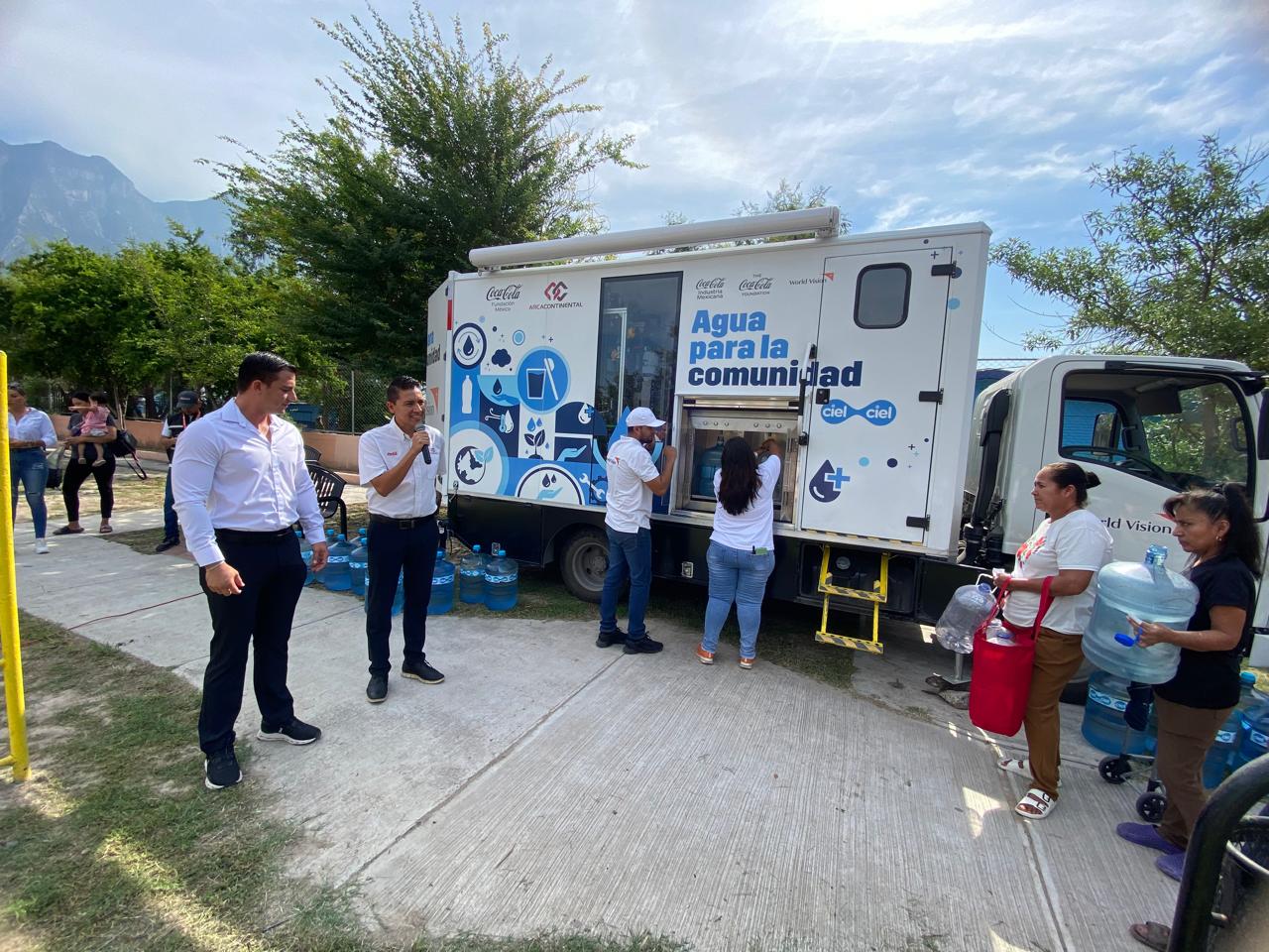 Llevan a Santa Catarina agua potabilizada gratuita