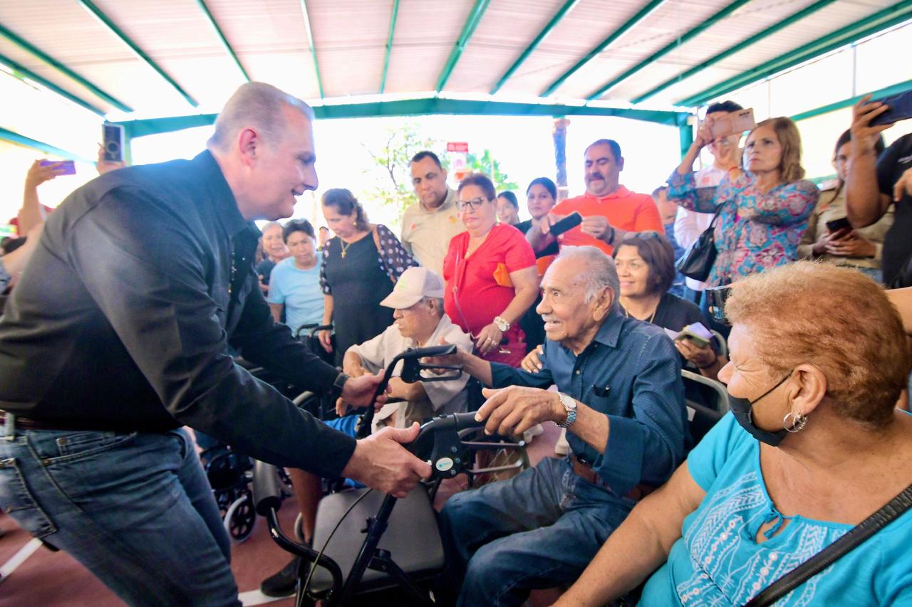 Román Cepeda entrega obra de rehabilitación de la cancha de la colonia Elsa Hernández, durante brigada con el DIF Torreón