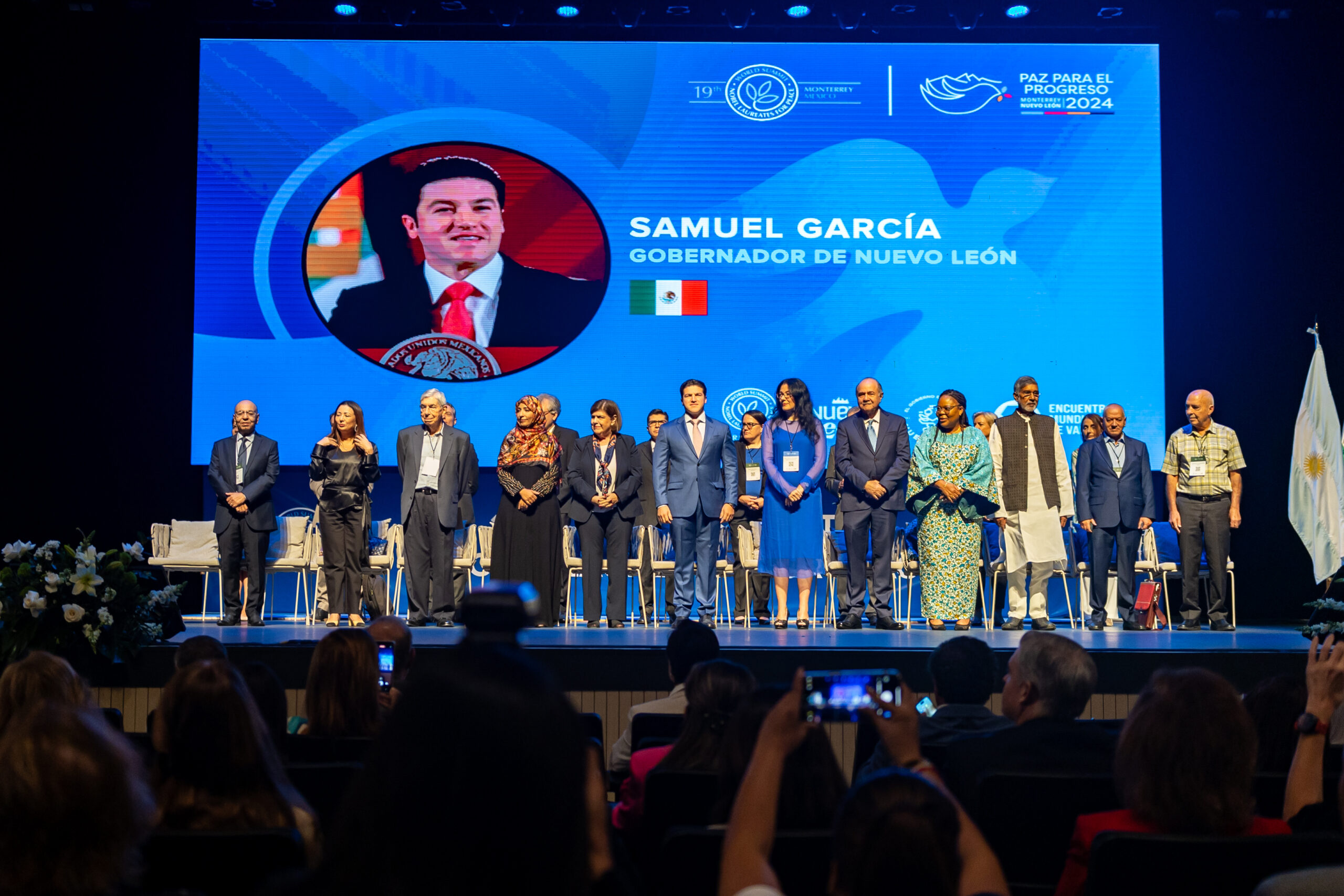 Inaugura Samuel García Cumbre Mundial de Premio Nobel por la Paz