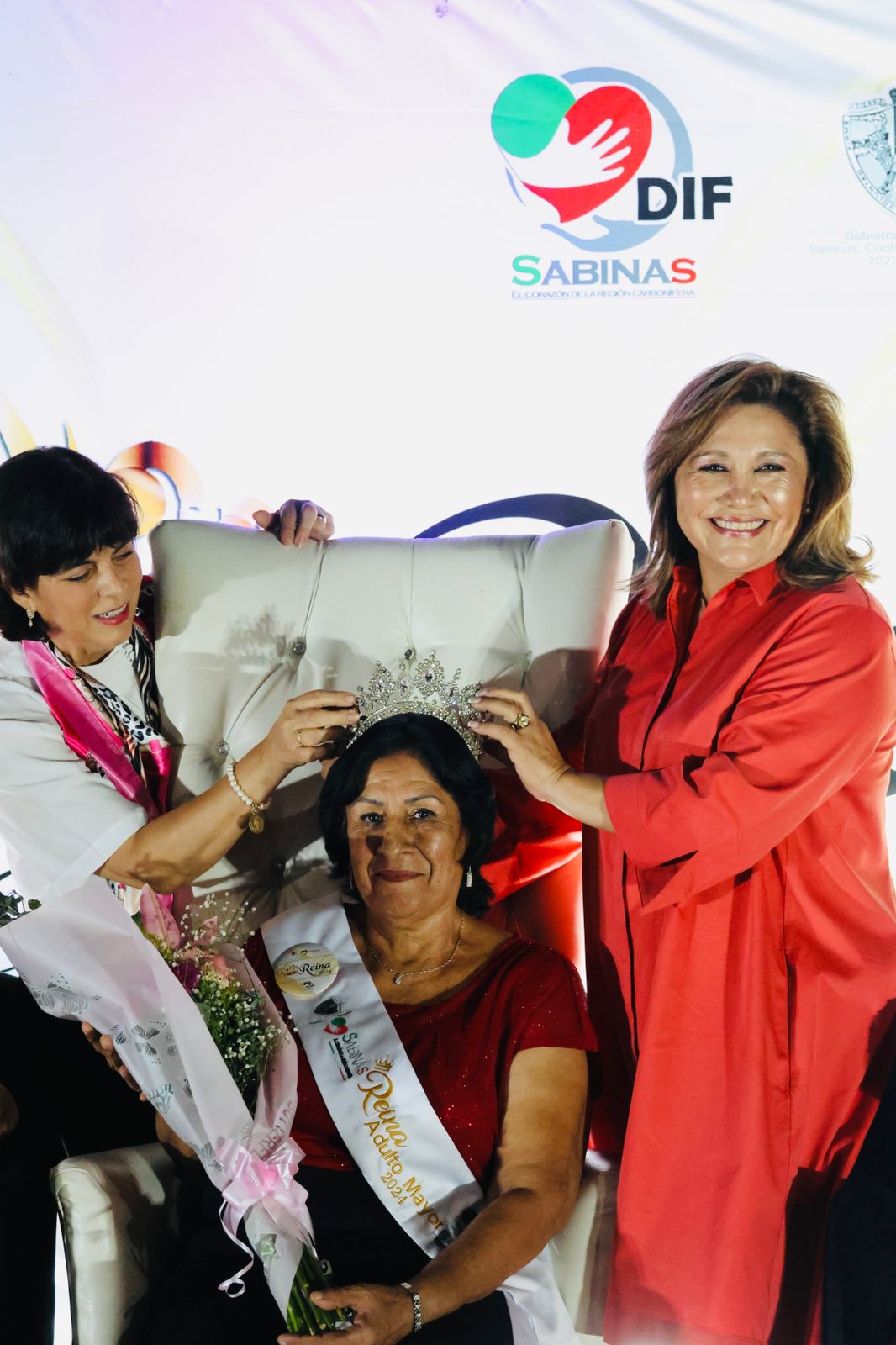 Alma Gloria I, fue coronada como reina del Adulto Mayor 2024 en Sabinas