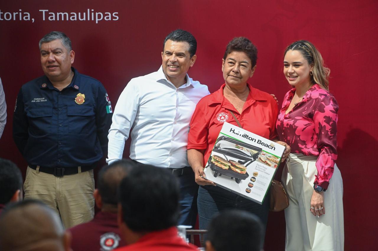 Reconoce y celebra Eduardo Gattás a personal del H. Cuerpo de Bomberos