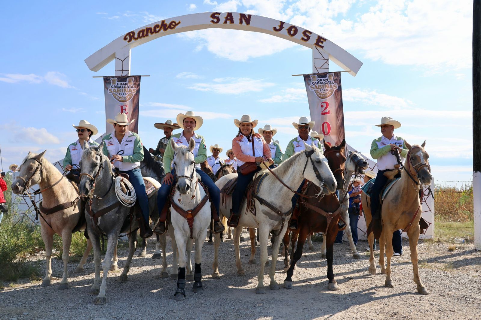 El gobernador Manolo Jiménez y Diana Haro encabezaron la Gran Cabalgata Sabinas 2024