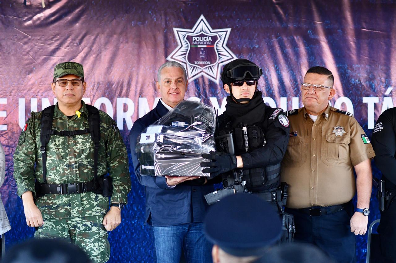 Román Alberto Cepeda González entrega uniformes y equipo táctico a la Policía de Torreón