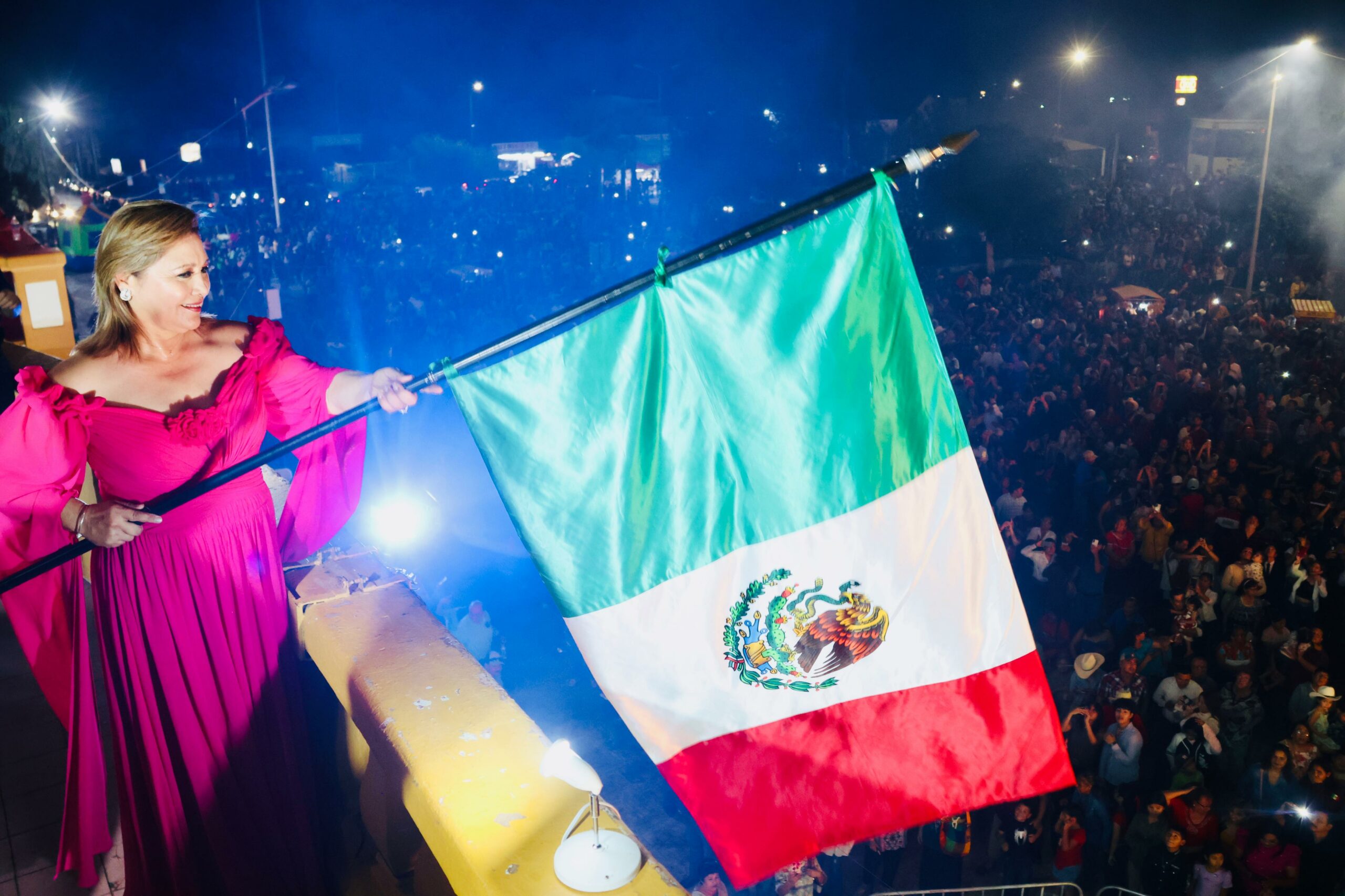 Diana Haro dió el Grito de independencia en Sabinas con la ciudadanía