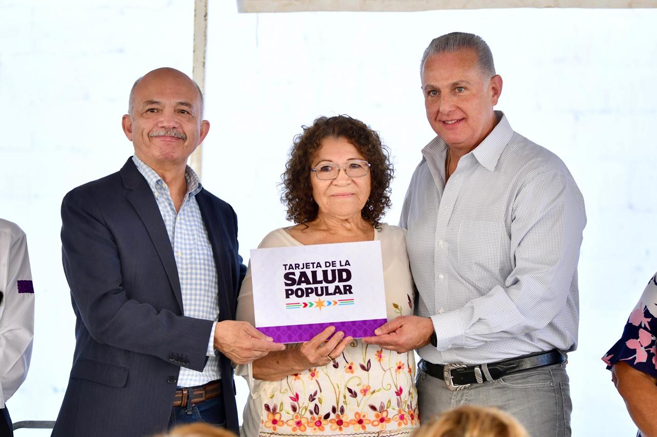 Román Cepeda preside entrega de la Tarjeta de la Salud Popular en Torreón