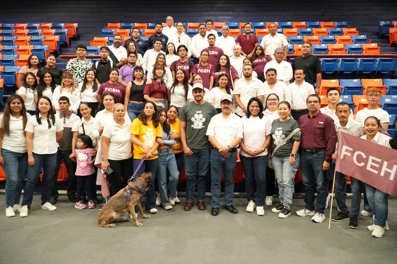 Entrega la UAT en adopción a héroes caninos