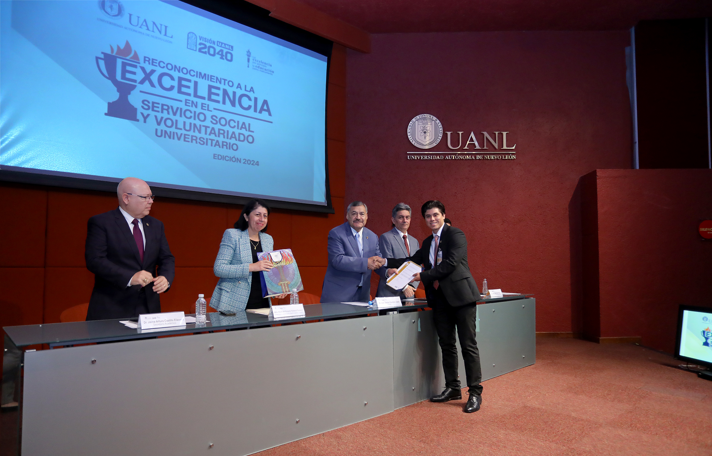 Reconoce UANL vocación de servicio de estudiantes