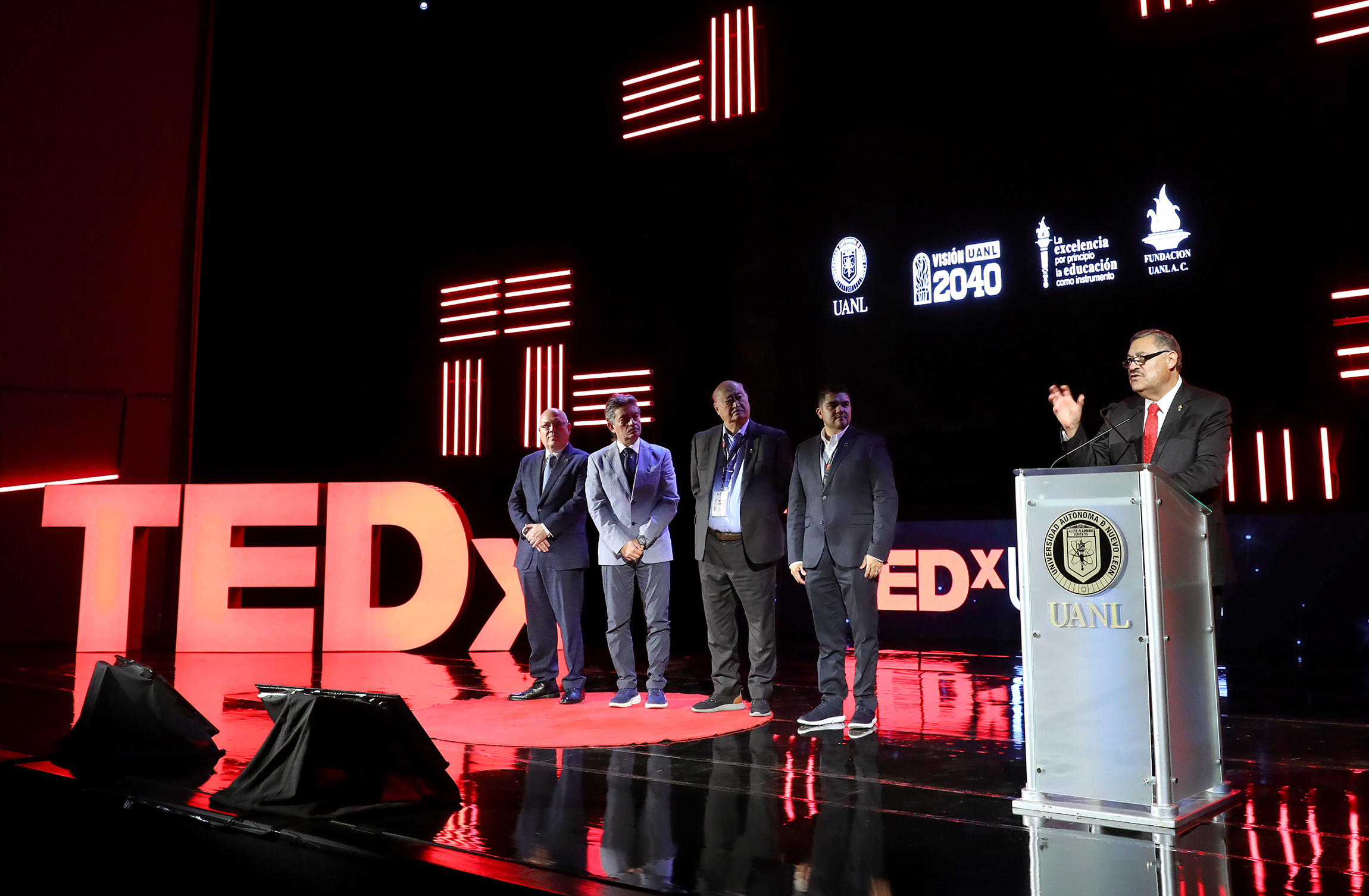 Viven estudiantes evolución de las ideas en el TEDxUANL 2024